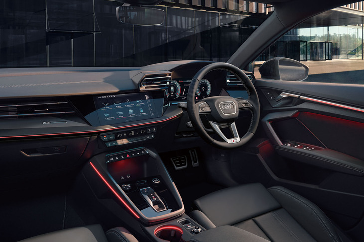 インテリアでは、シフトセレクターやセンターコンソール、エアベント、室内のドアハンドル、ファブリックの装飾インレイ、インテリアライトをアップデート。