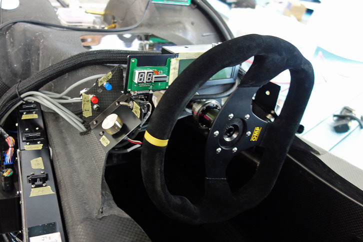 「Wing」号のコックピット。写真中央左側の赤と青のスイッチでクルーズコントロールのオン／オフを行う。