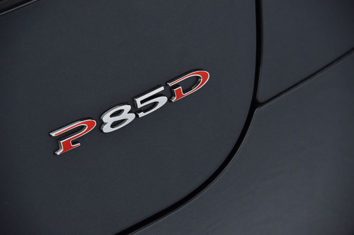 リアエンブレム。車名にある「D」はデュアルモーター、つまり駆動用モーターを2つ搭載する4WD車であることを意味する。