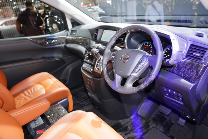 日産エルグランド ハイウェイスター ジェットブラック アーバンクロム