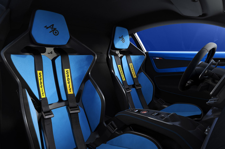 「A110 R70ブルーアルピーヌエディション」のシート。