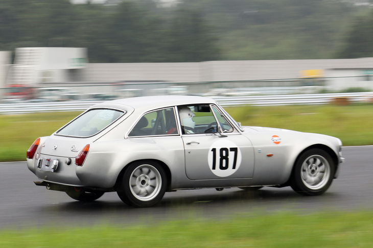 これも賞典外の「MGB GT V8」。MGBのフィクスドヘッドクーペ版であるMGB GTに、初代「レンジローバー」などにも搭載された総アルミ製の3.5リッターV8を積んだモデル。ブリスターフェンダーはノンオリジナル。