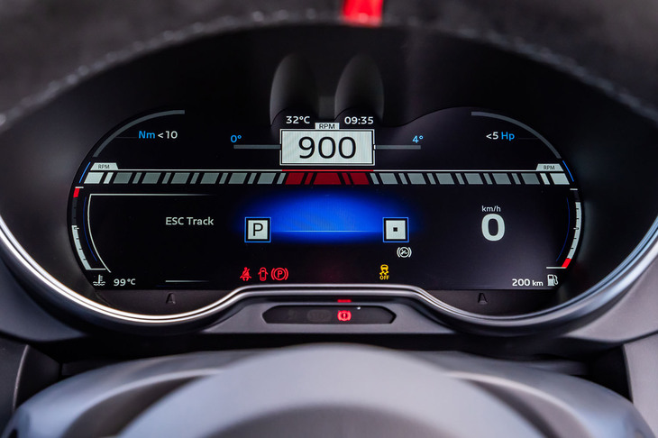 走行モードで「トラック」を選択した際のメーターパネル。「ノーマル」と「スポーツ」がアナログ計器をモチーフとする円形の2連メーターであるの対して、こちらは各種数値が読み取りやすい水平基調のデザインを採用する。
