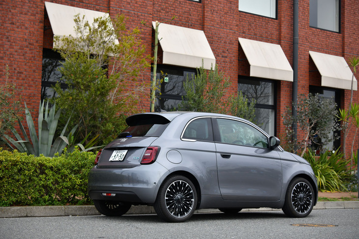 車体については既存の「500」から大きな変化はないように見える「500e」だが、実はプラットフォームは刷新されており、外寸もひとまわり大きくなっている。