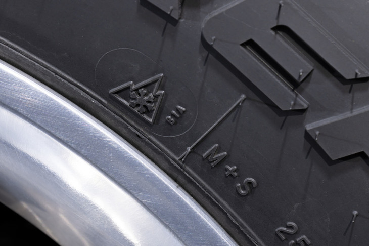 過酷な積雪・凍結路面を走行する場合はスタッドレスタイヤを推奨するが、255/70R18サイズの「ディスカバラー ラギッド トレック」にはスノーフレークマークが刻印されており、冬用タイヤ規制が実施されていても走行が可能となる。