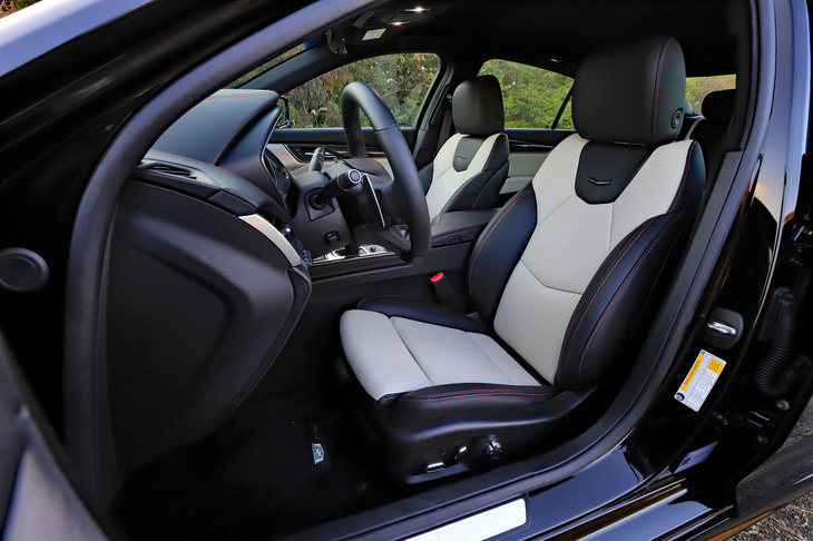 手触りのよい本革と丹念なステッチが上質感をただよわせるシート。運転席は、各種予防安全機能の警告をドライバーに振動で知らせる「セーフティーアラートシート」となっている。