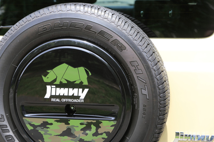 ファンの間ではおなじみのサイのマークは、2代目が登場した1981年から使われ始めたもの。半世紀近くつくられ続けるクルマともなると、純正アクセサリーのデザインひとつにも歴史が宿るのだ。