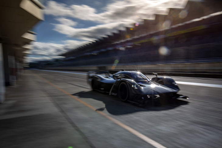 富士スピードウェイで行われた「アストンマーティン・ヴァルキリーAMR Pro」披露会の様子。