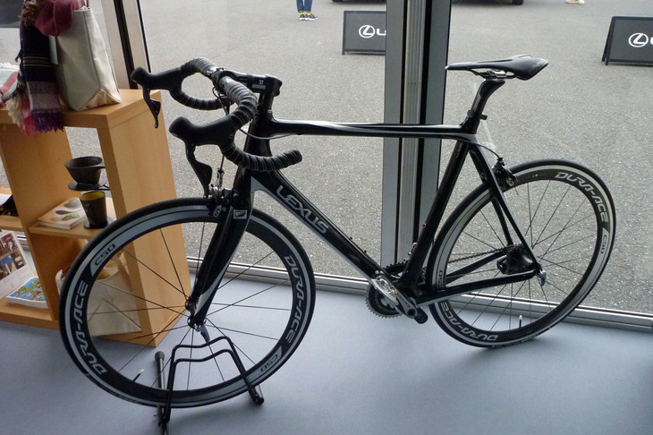 2013年にレクサスが限定100台で発売した「Fスポーツロードバイク」。自転車はギアやチェーンが付いている右側が表。裏側を向けて展示しているところが、いかにも自転車初心者（笑）。
	 