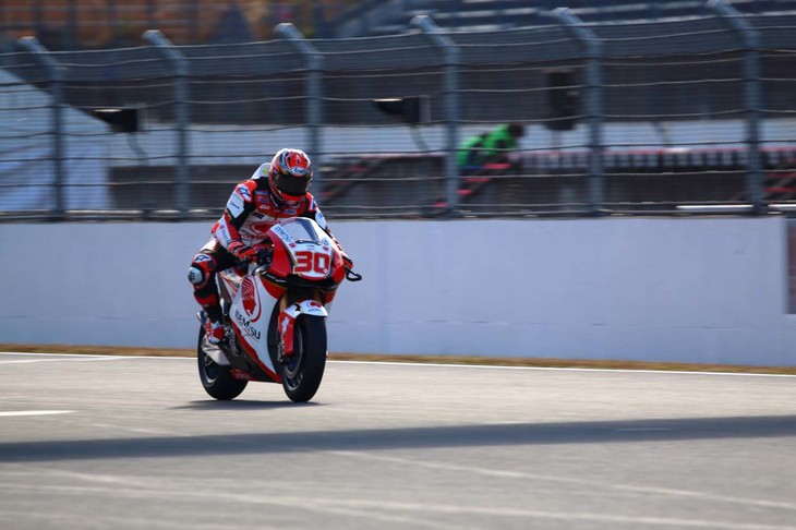 二輪のエキシビションレースとしては、「RC213V-S」のみの「RC213V-S Dream MATCH」を開催。写真は、MotoGP参戦のNo.30 LCR Honda IDEMITSUの中上貴晶選手。最高峰レースであるMotoGPのマシンたちがホームストレートを駆け抜けていく姿は、圧巻だった。