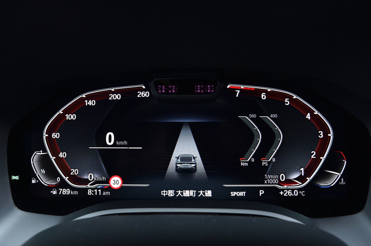 メーターは、選択された走行モードによって表示デザインが切り替わる。写真は「SPORT」モード時のもの。メーターパネル上部にはハンズオフ走行の際、ドライバーをモニターするカメラが備わっている。