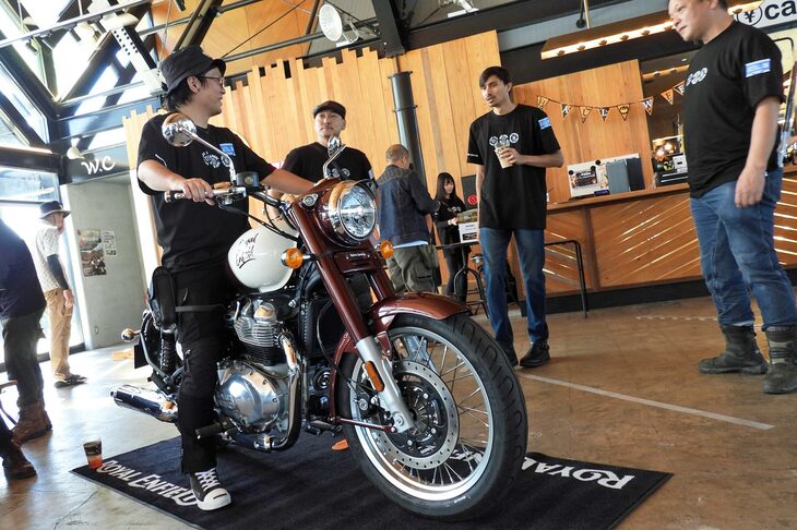 展示車の「クラシック650」にまたがる参加者。みんなロイヤルエンフィールドの最新モデルに興味津々だ。