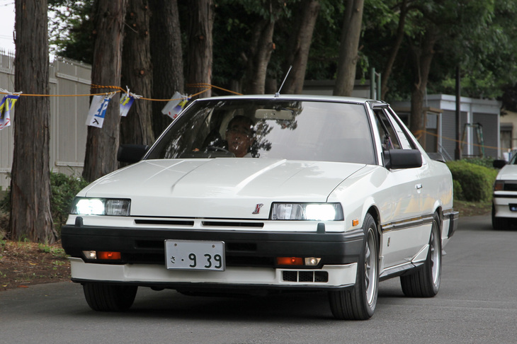 1984年「日産スカイライン ハードトップ2000ターボ インタークーラーRS」。インタークーラー付きターボを装着した2リッター直4 DOHC 16バルブエンジンを積んだ、6代目スカイライン（R30）の最強モデルで、通称ターボC。これを含むRS系の後期モデルは、グリルレスの表情から俗に鉄仮面と呼ばれる。