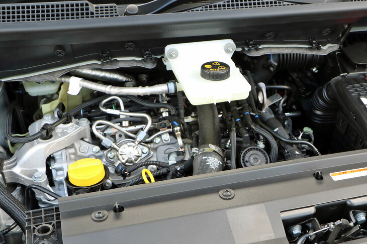 限定車「ヴァリエテ」のパワーユニットはガソリンエンジンのみ。最高出力131PS、最大トルク240N・mの1.3リッター直4ターボで、7段DCTと組み合わされる。ルノー最新の主力パワートレインなので、静粛性や燃費にも優れる。