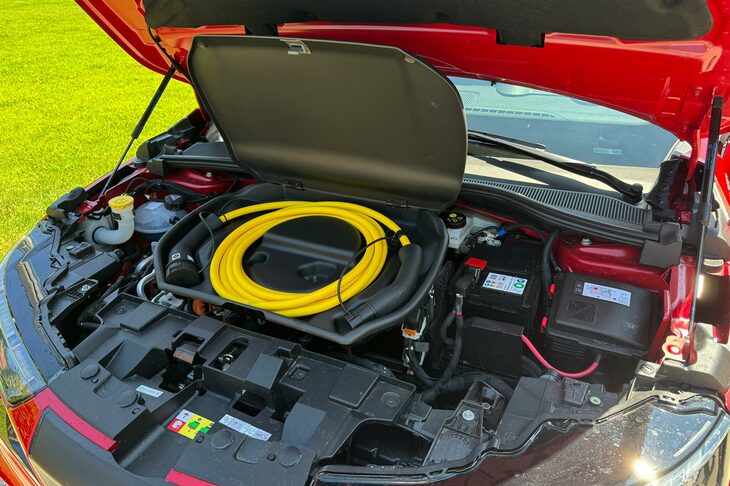 ボンネットの下には充電ケーブルをしまえるスペースが。充電に要する時間は、Mode3の普通充電（11kW）で5時間45分。100kWのDC急速充電器を使うと、残量20％の状態から27分で80％まで回復できる。（写真：嶋田智之）