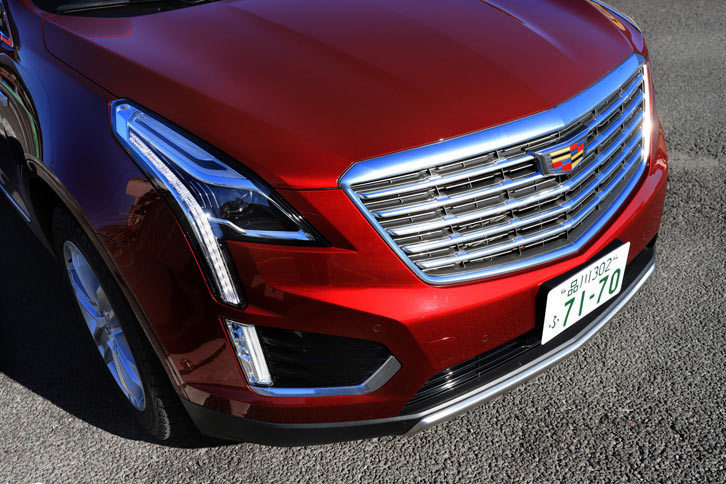 少し前まで、先進運転支援システムを備えたクルマはフロントグリルなどにゴテゴテとセンサー類が装備されていたものだが、「XT5クロスオーバー」ではフロントマスクのイメージを崩さぬよう、搭載する場所や搭載仕方などが工夫されている。