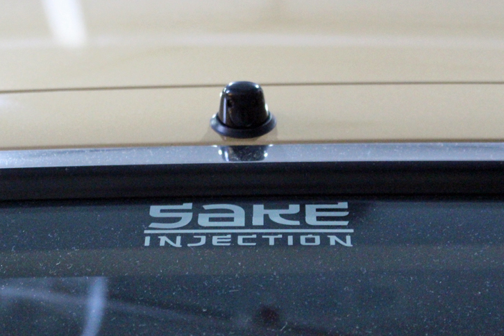 リアウィンドウのウオッシャー噴出口そばに貼られたステッカー。酒が吹き出すということか!?