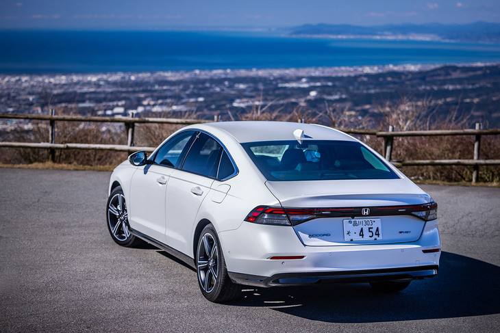 ボディーカラーは4万4000円の有償色となる写真の「プラチナホワイト・パール」を含む、「イグナイトレッド・メタリック」「クリスタルブラック・パール」など全5色をラインナップしている。