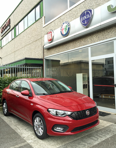 こちらは、わが街のフィアットディーラーでのひとこま。写真のクルマは、デリバリーされたばかりの新型「ティーポ」。