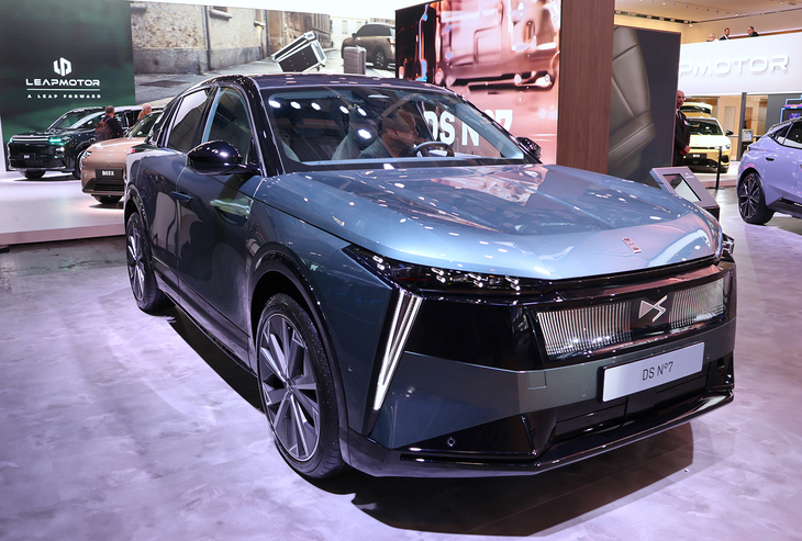 DSオートモビルは「DS N°7」を国際ショーデビューさせた。従来モデル「DS 7」の後継で、BEV版のWLTPモードによる一充電走行距離は740km。16インチタッチスクリーンは「ChatGPT」と連携する。