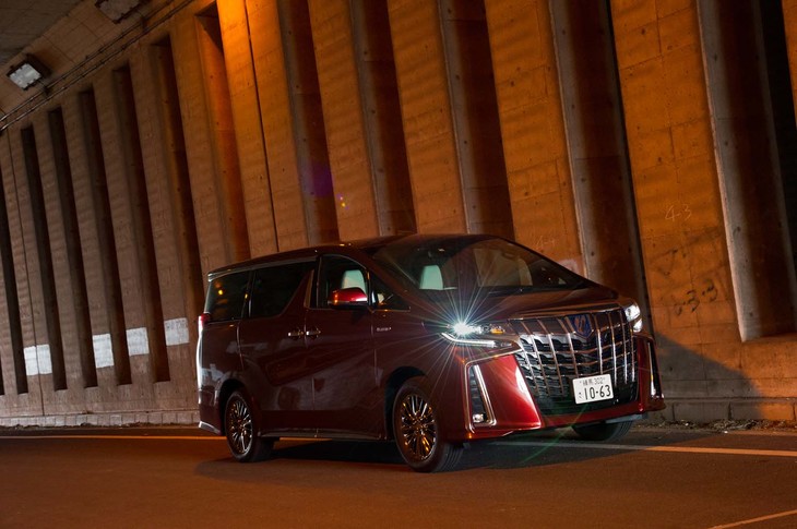 テスト車のボディーカラーは、エアロパーツ装着グレード「S」専用の「ダークレッドマイカメタリック」。小さなすり傷などを自己修復する「セルフリストアリングコート」が採用されている。