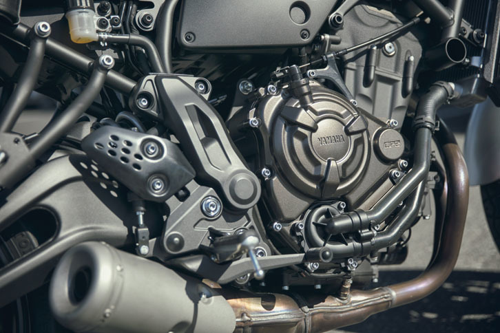 688ccの直列2気筒エンジンについては、デイリーユースで使用頻度の高い、3000～6500rpmの回転域で大きなトルクを発生させることを重視。わずらわしいシフトダウンを必要としない操作性と、常用域での爽快な加速を実現している。