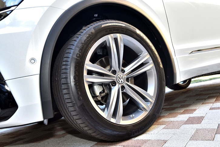 「Rライン」には255/45R19サイズのタイヤが装着される。