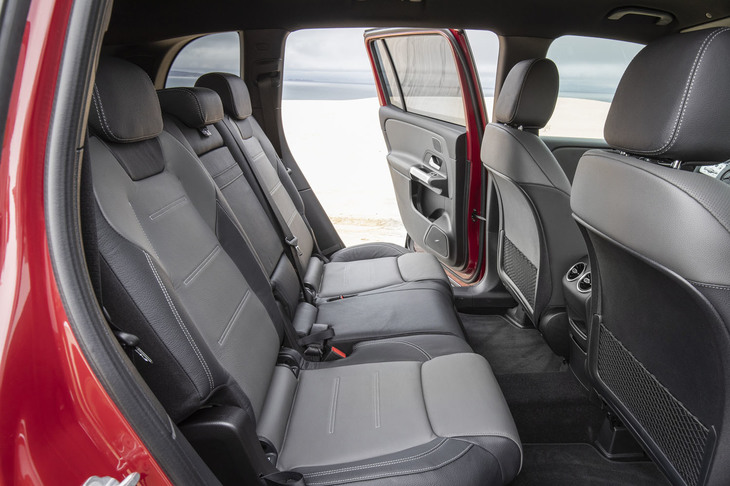 2列目シート。背もたれは40：20：40の分割可倒機構を備えている。