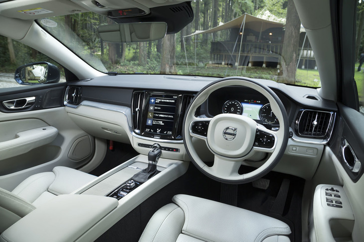 新世代ボルボ共通のマナーで仕立てられた、シンプルなインテリア。物理的なスイッチ類は必要最小限にとどめられている。インテリアカラーの組み合わせは、写真の白系のほかに茶系や黒系なども用意される。