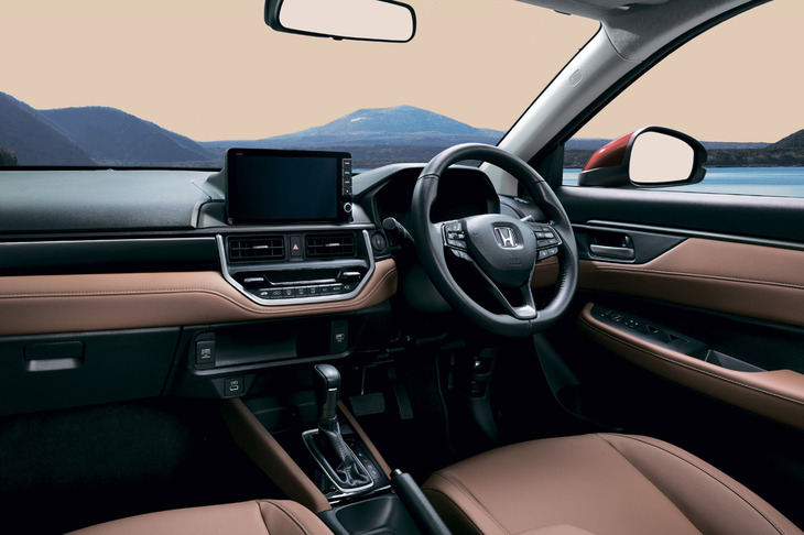 「WR-V」の「Z」と「Z＋」グレードには、新たにブラウンの内装色を設定。インパネ下部とリアドアのインナーパネルにもソフトパッドを用いるなどして質感の向上を図っている。