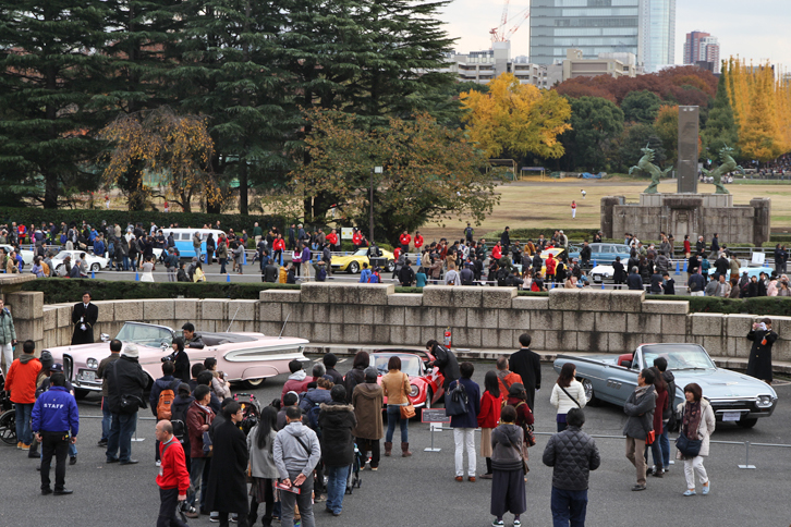乗車して記念撮影ができるコーナーには、順番待ちの列ができていた。車両は左から1958年「エドセル・サイテーション コンバーチブル」、1973年「ディーノ246GTS」、1962年「フォード・サンダーバード スポーツロードスター」という3台のオープン。