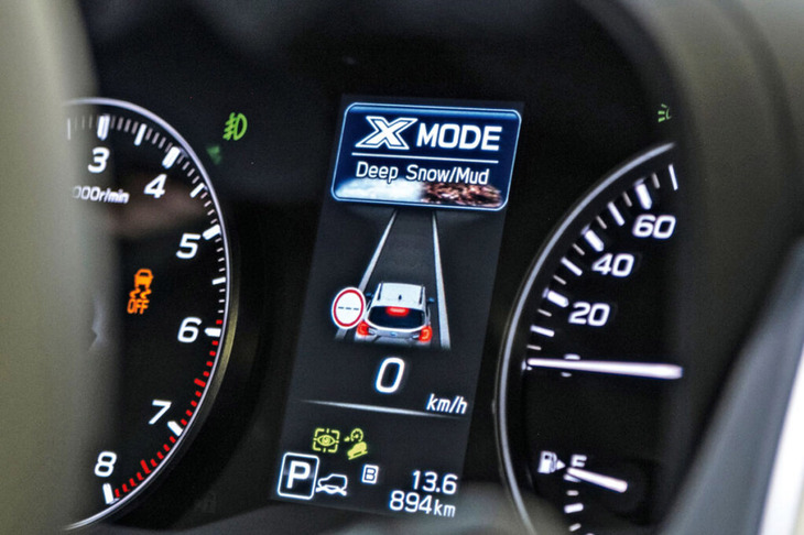 「X-MODE」のスイッチをONにしておけば、滑りやすい坂道でも自信を持って運転できる。