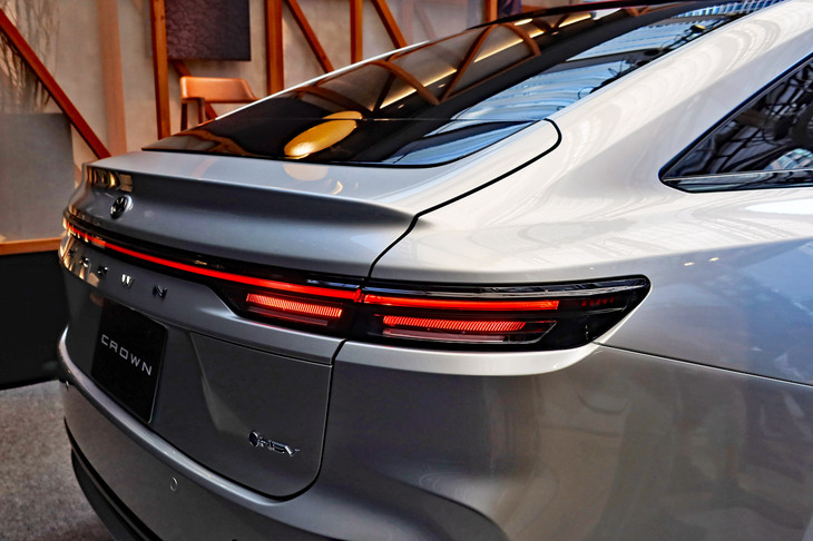 ファストバックスタイルのボディーに独立したトランクルームを設けた結果、トランクリッドの切り欠きがリアウィンドウ（とそれと連なる黒い化粧部分）を分断するかたちとなってしまった。