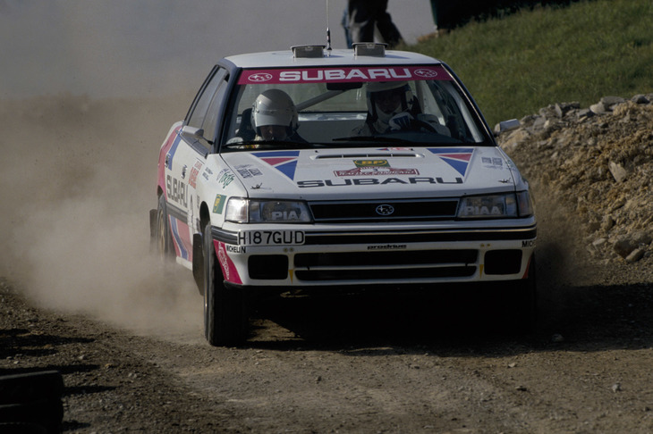 1990年のWRC第10戦、ラリーサンレモ（イタリア）に参戦した「レガシィRS」。STIが現在も採用しているチェリーレッドのカラーリングをまとっていた。