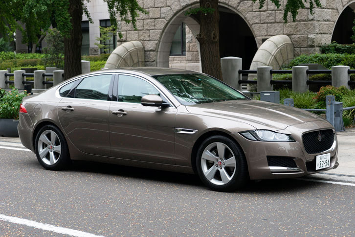 おまけ、日本大通りにて「ジャガーXF」を記念撮影。