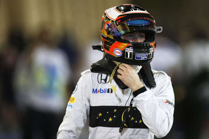 開幕戦オーストラリアGPでの大事故で肺と肋骨（ろっこつ）にダメージを負ったことが分かったフェルナンド・アロンソにドクターストップがかかり、マクラーレンはストフェル・バンドールン（写真）を代役にたてた。日本でスーパーフォーミュラのテストを行っていたGP2チャンピオンのバンドールンは急きょバーレーンに向かい、予選では大ベテランのジェンソン・バトンを2つ上回る12位。決勝では10位完走。自身のデビューレースで初得点し、チームにも今季初ポイントを献上した。バトンは、マシントラブルでリタイアに終わった。（Photo=McLaren）
	 