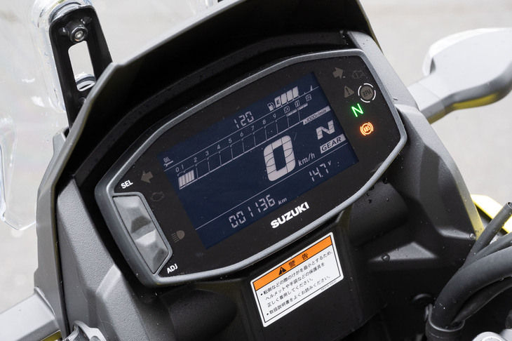 インストゥルメントパネルにはフル液晶ディスプレイを採用。背景が黒のネガティブ液晶を用いることで、視認性の向上を図っている。