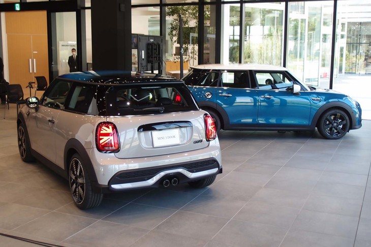 「MINIクーパーS 3ドア」（写真手前）と「MINIクーパーSD 5ドア」（同右奥）。
