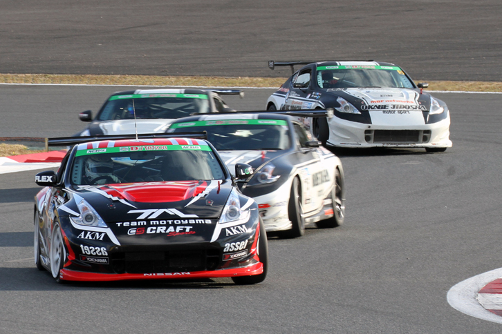 スーパー耐久を走る「フェアレディZ（Z34）」同士のバトル。先頭は第4戦富士に本山 哲が加納政樹／安田裕信と共にスポット参戦し、3位表彰台を獲得した「SKT team motoyama」のマシン。