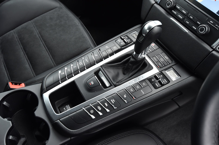 トランスミッションは、デュアルクラッチ式の7段PDKのみ。日本仕様車のハンドル位置は右に限定される。