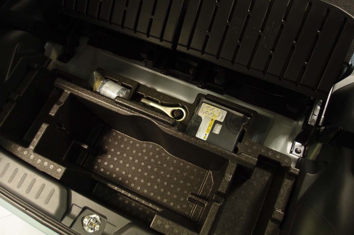 ダイハツ・ムーヴ キャンバス ストライプス（ラゲッジスペースの床下収納とパンク修理キット）