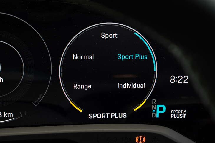 「スポーツクロノパッケージ」装着車の走行モードは、よりパフォーマンス志向の「スポーツプラス」とカスタマイズモードの「インディビジュアル」を含む全5種類。ステアリングホイールのダイヤル式スイッチで選択する。
