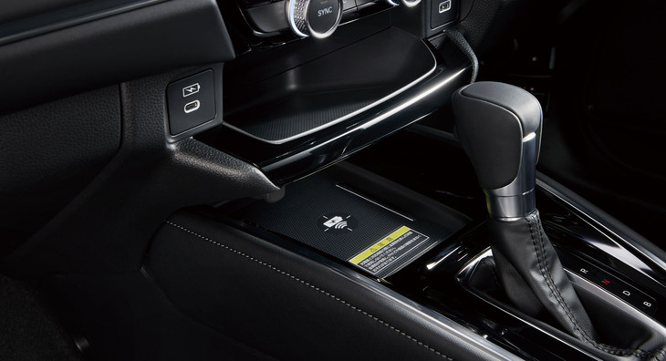 今回のマイナーチェンジで、センターコンソールが左右対称の2段形状に変更された。運転席、助手席の双方からアクセスしやすいデザインになっている。