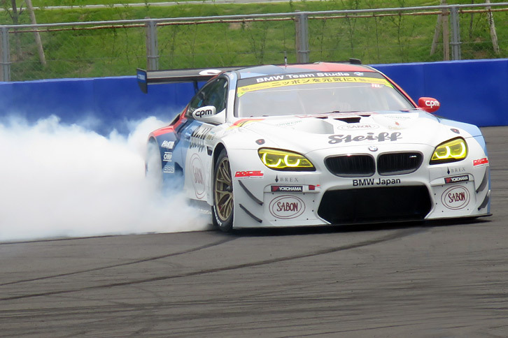 イベントのトリを飾ったのは、SUPER GT GT300クラスで戦う競技車両の「BMW M6 GT3」。まずはヨルグ・ミューラー選手のドライビングでコースイン。