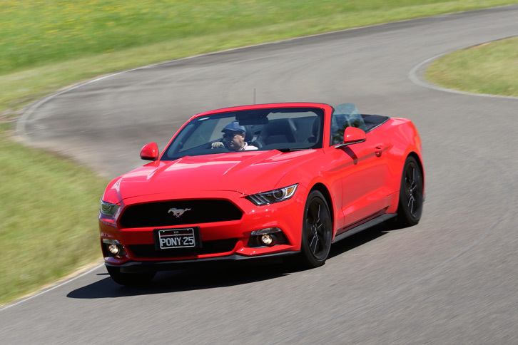 今回試乗した、2.3リッター直4直噴ターボエンジンを搭載した「コンバーチブル」。