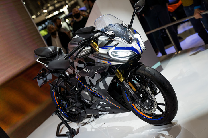 中国のCFMOTOは、今回初めてプレスカンファレンスを実施。“初日の最終時間枠”という悪条件にもかかわらず、多くの報道関係者を集め、注目度の高さを証明した。その理由のひとつは、2022年にMotoGPの下位カテゴリーであるMoto3に参戦すると発表したからだ。2013年から技術協力関係にあるKTMのMoto3マシンを使用し、CFMOTOブランドで参戦するという。またKTMグループのデザインまわりを一手に担うデザイン会社「KISKA（キスカ）」ともグローバルパートナーとなっており、製品デザインを同社が手がけていることも注目の要因だ。肝心のカンファレンスでは2台のマシンをアンベール。その1台が「300SR」。水冷単気筒DOHC 4バルブエンジンを搭載する、スーパースポーツカテゴリーのエントリーモデルだ。