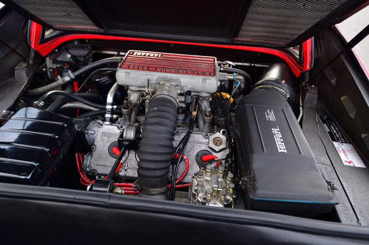 「フェラーリ328GTS」の3.2リッター自然吸気エンジン。（写真＝池之平昌信）