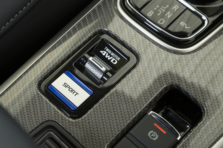 三菱の車両運動統合制御システム「S-AWC」にも改良が加えられており、ドライブモードに「SNOW」と「SPORT」が追加された。SPORTのみ独立した選択スイッチ（写真の白いボタン）が備わる。