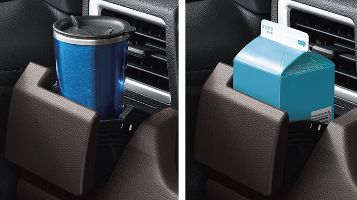 回転式のドリンクホルダーは1リッターの紙パックも収納できる。