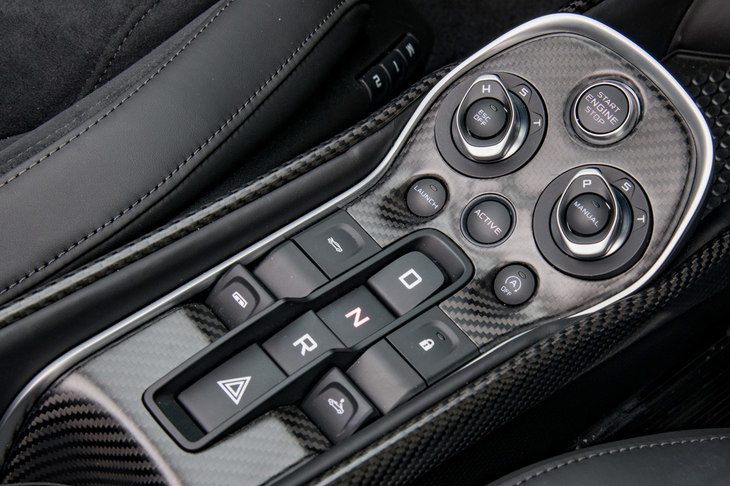 センターコンソールに備わるドライブモードセレクター。ハンドリング（サスペンション）とパワートレインに、それぞれ3種類の制御（ノーマル、スポーツ、トラック）が用意されており、またESCの制御もオン、ダイナミック、オフの3種類から選択可能となっている。